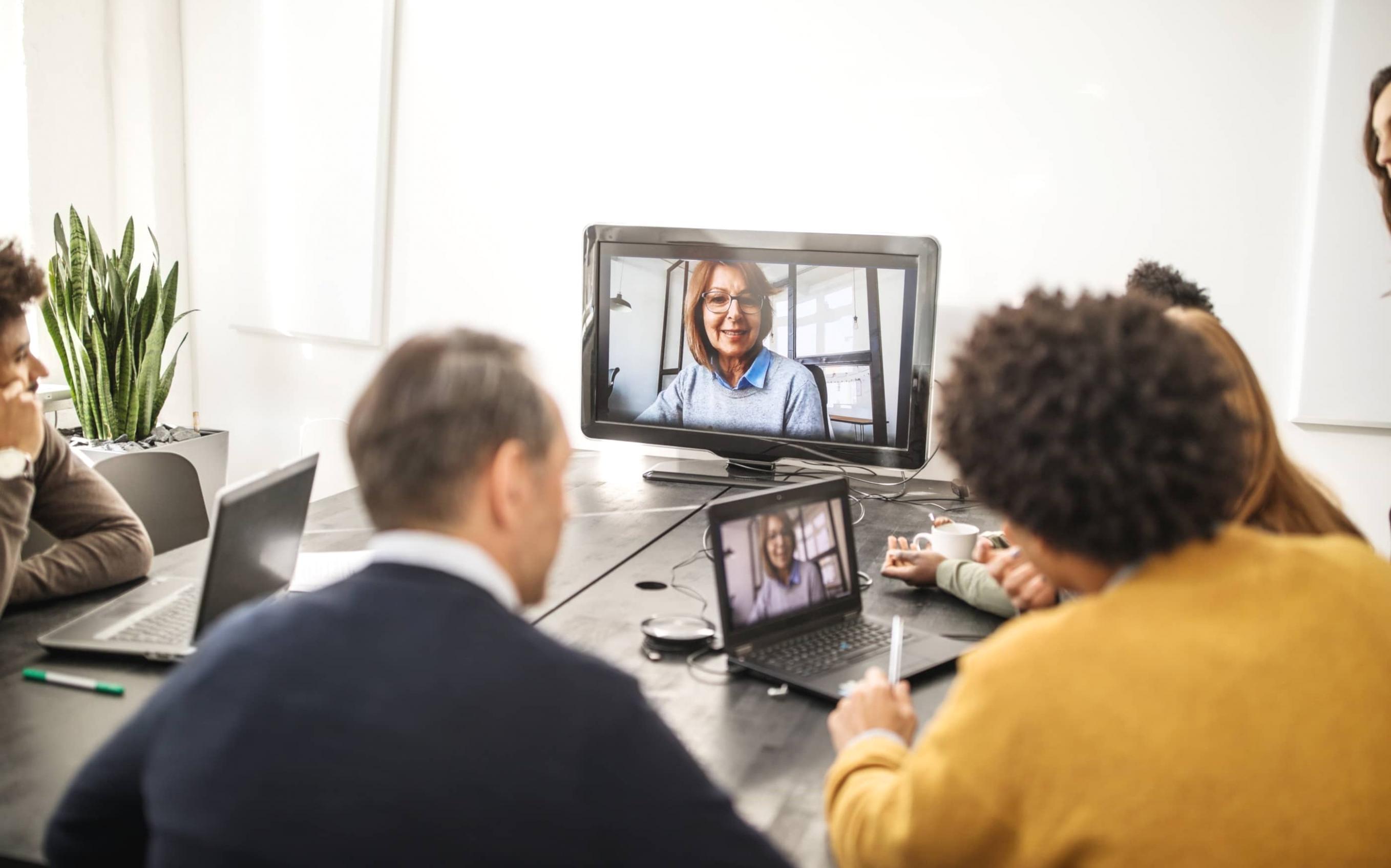 Participantes aprendiendo sobre inversiones y ahorro