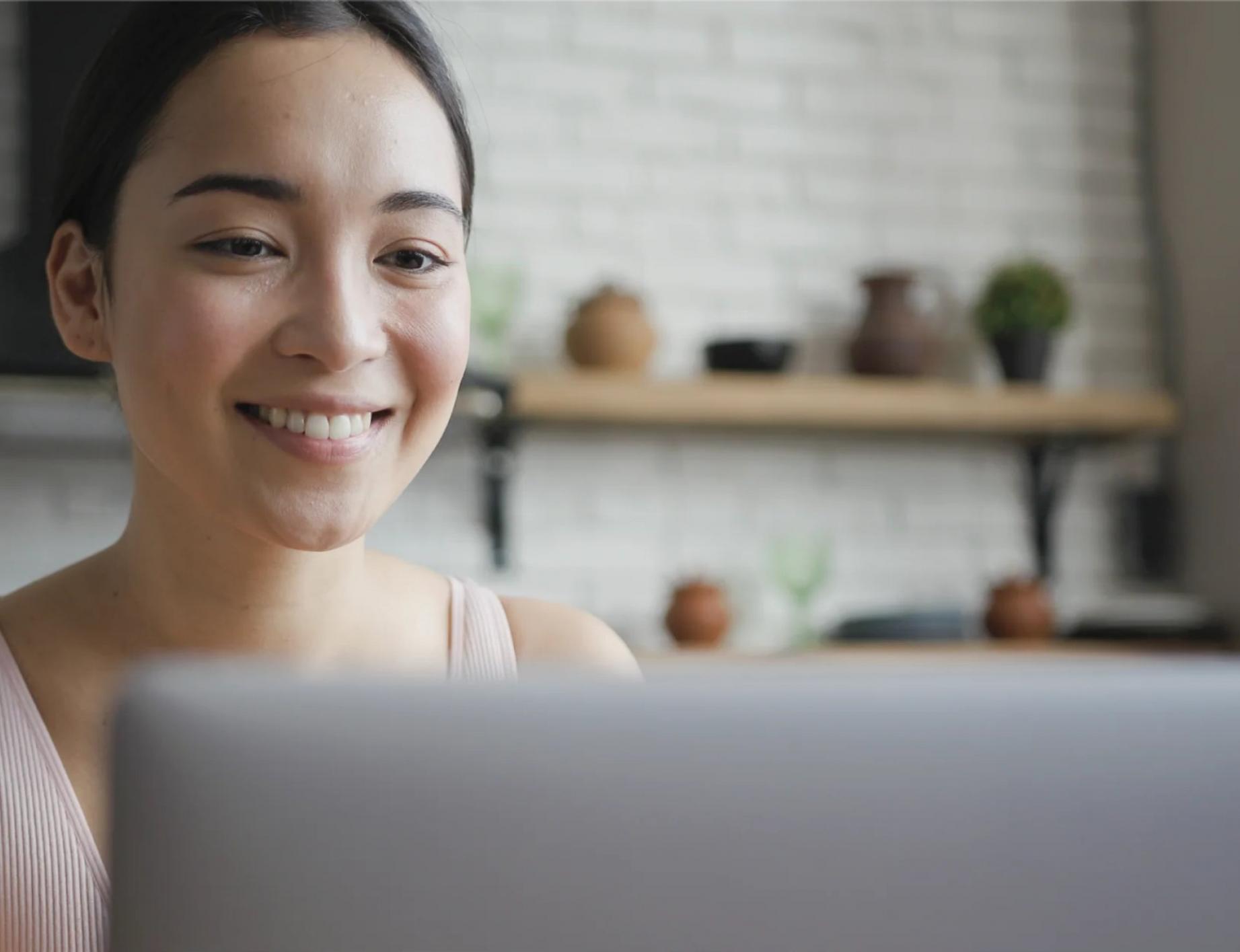 Estudiante trabajando en planificación financiera